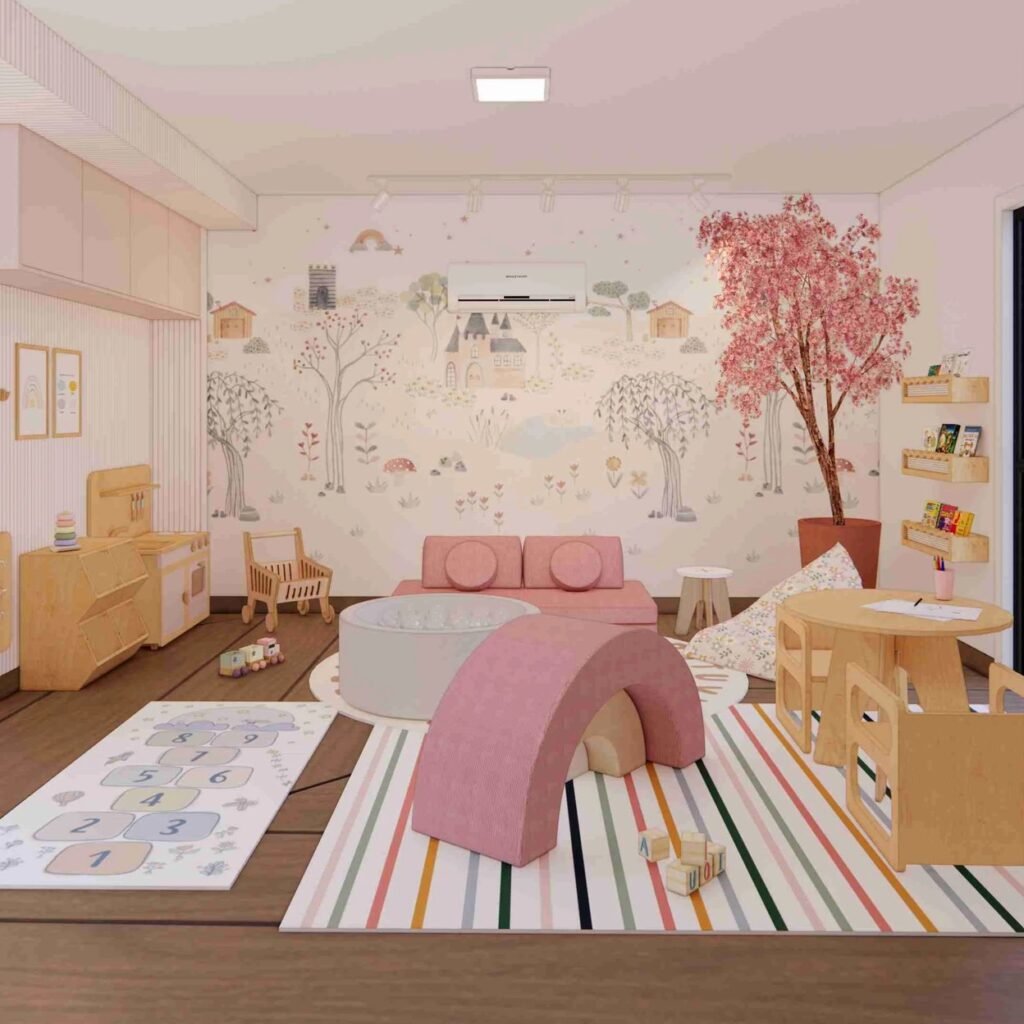 Brinquedoteca rosa com papel de parede lúdico, sofá modular e piscina de bolinhas